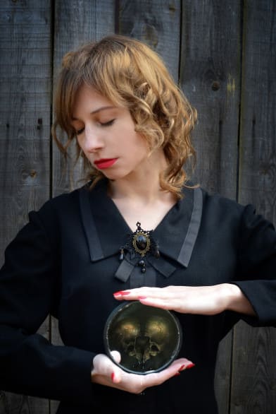 Cuando la Luna está en conjunción con Venus, la persona es bendecida con un poder especial de expresión y encanto.